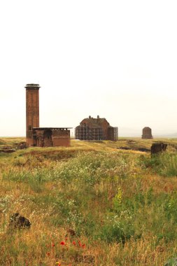 Minuchihr Camii, Menucehr Camii, Kars, Türkiye 2022 'ye yakın terk edilmiş bir Ermeni şehri olan Ani' de, Kutsal Meryem Ana 'nın Kilisesi, Aydınlatıcı Aziz Gregory Kilisesi, Tigran Dürüstleri bir sırada.