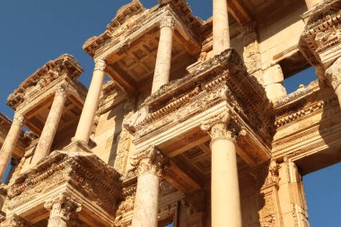 Ephesus, Selcuk, Türkiye 2022 'deki Celsus Kütüphanesi' nin ayrıntılı cephesinin üst kısmı.