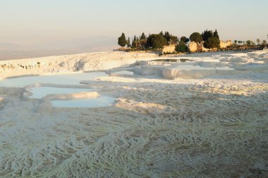 Pamukkale 'nin ünlü kireçtaşı geçişleri sabahın erken saatlerinde Denizli, Türkiye 2022