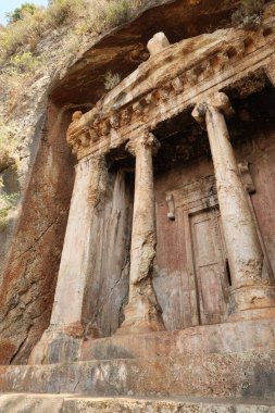 Eski Telmessos 'taki taş yontulmuş, taş kesimli antik lisan mezarı Fethiye, Türkiye 2022' ye yakın.