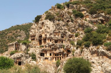 Türkiye 'nin Demre kenti yakınlarındaki Myra antik sahasında oyulmuş, kaya kesimli Lycian mezarları