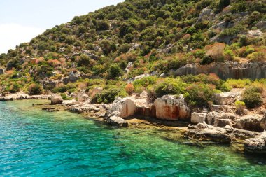 Kekova Adası kıyısındaki antik batık şehir Kekova 'nın kalıntıları ve duvarları, Demre, Türkiye 2022