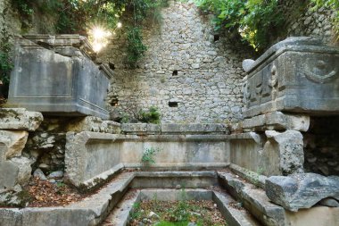 Lyciarch Marcus Aurelius Archepolis 'in mezarındaki iki Sarcophagi, arka plandan gelen güneş ışığı, Antalya, Türkiye 2022' ye yakın antik Olimpos bölgesi