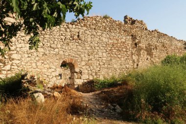 Antalya, Türkiye 2022 'ye yakın Olimpos, Olimpos antik sahasındaki A Kilisesi harabelerine açılan kapılardan biri.