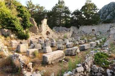 Antalya, Türkiye 2022 'ye yakın olan Roma İmparatoru Marcus Aurelius adına inşa edilen Olimpos antik bölgesinde kalan İyonik Tapınağın içi.