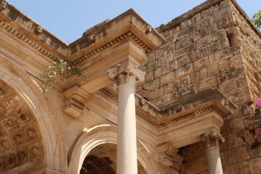 Hadrian Kapısı 'nın üst kısımları, Antalya, Türkiye' deki ünlü antik Roma anıtı 2022