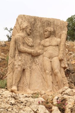 Commagene kralı I. Antiochus ve Herkül arasında Nymphaios 'taki antik Arsameia bölgesinde, Adiyaman, Türkiye 2022' ye yakın bir yerde el sıkışmayı tasvir eden ferahlama.