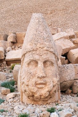 Taştan bir heykelin başı, Nemrut Dağı 'nın batısındaki Zeus heykeli, Adiyaman yakınlarında, Türkiye 2022