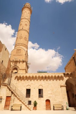 Türkiye 'nin Mardin kentindeki Büyük Cami, Ulu Camii' nin ön cephesi ve minaresi, 2022