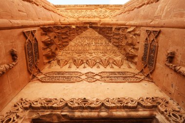 Karmaşık desenler ve detaylar İshak Paşa Sarayı, Sarayi, Dogubeyazit, Türkiye 2022 'deki ikinci adliye sarayının görkemli sehpasına oyulmuş.