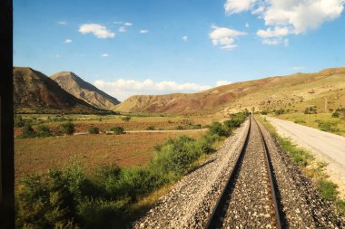Doğu Ekspresi 'ndeki tren yolculuğunun arka planı, Kars' tan Ankara 'ya uzanan Dogu Ekspresi, muhteşem manzarada tren rayları ilerliyor ve Türkiye 2022' de bir tünelde kayboluyor.