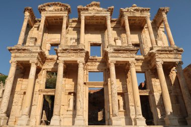 Ephesus, Selcuk, Türkiye 2022 'deki Celsus Kütüphanesi' nin ayrıntılı cephesi