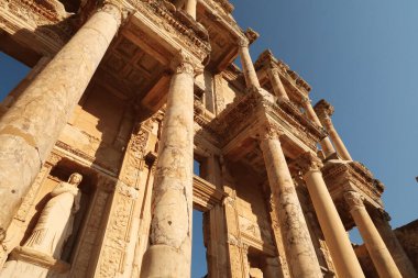 Ephesus 'taki Celsus Kütüphanesi' nin Arete, Selcuk, Türkiye 2022 heykeli ile ayrıntılı cephesi