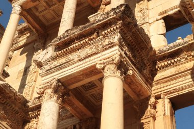 Ephesus, Selcuk, Türkiye 2022 'deki Celsus Kütüphanesi' nin ayrıntılı cephesinin önünü kapatın.
