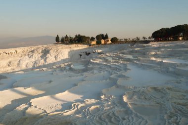 Pamukkale 'nin birçok geçidi sabahın erken saatlerinde Denizli, Türkiye 2022