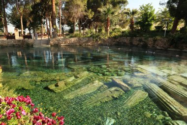 Meşhur Kleopatra Havuzu, sabah erken saatlerde, denizaltı Roma kolonları ile sıcak kaynak, Denizli, Türkiye 2022
