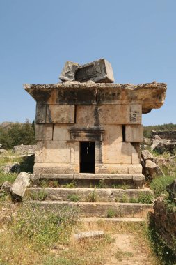 Mezar 114, antik Hierapolis, Pamukkale, Denizli, Türkiye 2022 'deki Necropolis' in kuzeyindeki lanetin mezarı.