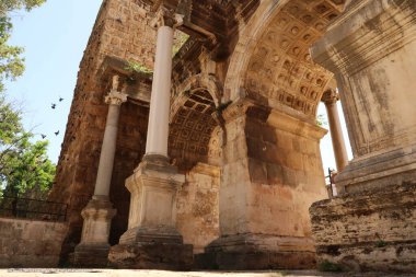 Antalya, Türkiye 2022 'deki ünlü antik Roma simgesi Hadrian Kapısı' nın yanındaki duvara güvercinler kondu
