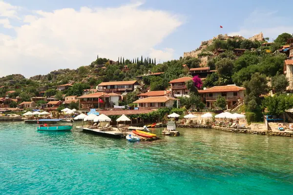 27 Mayıs 2022 'de Türkiye' nin Demre kenti yakınlarındaki Kekova Adası Turu 'nda Simena' nın güzel sahil kenti Kalekoy 'da görüldü.