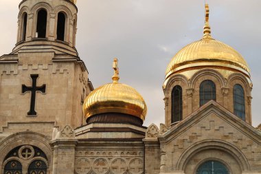 Bulgaristan 'ın Varna kentindeki Meryem Ana Katedrali' nin üst cephesi, çatısı, kulesi, çan kulesi.