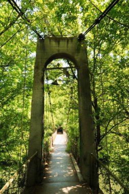 Bulgaristan 'ın Veliko Tarnovo kentindeki yoğun yemyeşil ormanda Yantra Nehri üzerinde bulunan küçük bir metal asma köprü olan Mavrikov Halat Köprüsü' ne giriyoruz.