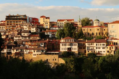 Gün batımında, Veliko Tarnovo, Veliko Tarnovo, Bulgaristan 2022 'deki eski bir mahallede altın saat görülüyor.