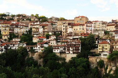 Eski kasaba Veliko Tarnovo 'nun komşularından birinin manzarası yoğun bir orman olan Veliko Tarnovo, Bulgaristan 2022' de yükseliyor.