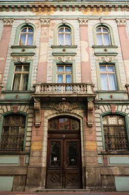 Bulgaristan 'ın eski Ulusal Bankası binasının güzel cephesi, büyük bir ahşap kapı, bir balkon ve Bulgaristan' ın Plowdiw kentindeki eski Plovdiv kentinde birçok pencere.