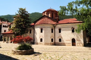 Bulgaristan 'ın Plovdiv kenti yakınlarındaki Bachkovo Manastırı' nın ana kilisesi olan Kutsal Bakire Kilisesi 'nin avlusuna bakın.