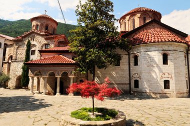 Kutsal Bakire ve Aziz, Baş Melek Michael ve Cebrail Kilisesi, Bachkovo Manastırı, Plovdiv, Bulgaristan 2022 'ye yakın olan ana kilisenin avlusuna bakın.