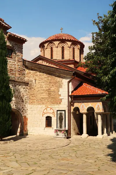 Bachkovo Manastırı 'nın avlularından birinde, Plovdiv, Bulgaristan 2022' ye yakın bir sembol olan kilise caddesi, Aziz Başmelekler Michael ve Gabriel.