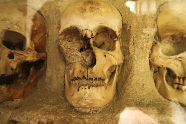 Kafatası Kulesi 'nde, Osmanlı İmparatorluğu askerleri Nis, Sırbistan 2022' de yüzlerce insanın kafatasının gömülü olduğu bir taş yapı.