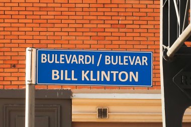 Prishtina, Priştine, Kosova 2022 şehir merkezinde Bill Clinton Bulvarı, Bill Klinton Bulevardi, Bulevar işaretli sokak tabelası, yol tabelası, tabela