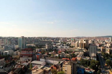 Çan manzaralı, Aziz Katedrali saat kulesi, St. Prishtina, Priştine şehir merkezine, Gençlik ve Spor Sarayı 'na, Prishtina, Priştine, Kosova 2022