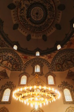 Kosova 'nın Prizren kentindeki eski bir sehpa camii olan Sinan Paşa Camii' nin içinde avize ve ayrıntılı tavan süslemesi, desen, resim ve fresk bulunuyor.