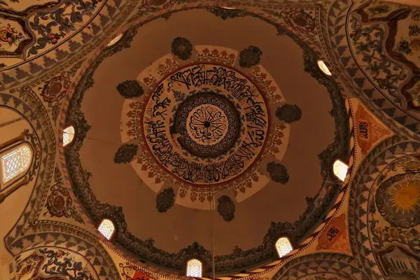 Kosova 'nın Prizren kentindeki eski bir çarşaf camii olan Sinan Paşa Camii' nin içinde ayrıntılı tavan resmi, fresk, dekorasyon, şablon ve süs eşyası bulunuyor.