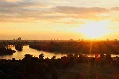 Günbatımında Tuna Nehri üzerindeki Kalemegdan Kalesi 'nin muhteşem manzarası, Belgrad, Sırbistan 2022