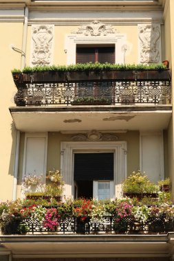 Belgrad şehir merkezindeki eski bir bina üzerinde çok sayıda bitki ve çiçeğin bulunduğu iki balkon, Sırbistan 2022