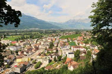 Vaduz Kalesi 'nin tepesinden Lihtenştayn' ın başkenti Vaduz 2022 'ye bakın.