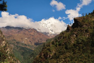 Thamserku Dağı 'nın karla kaplı zirvesine bakın. Tok Tok köyü ile Everest Tepesi' ndeki Benkar köyü arasında görülen patika, EBC, Nepal 2022.