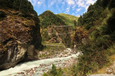 Hillary asma köprüsüne bakın, Dudh Khosi Nehri üzerinde Phakding ve Namche Bazar, Bazaar, Everest Tepesi, EBC, Nepal 2022