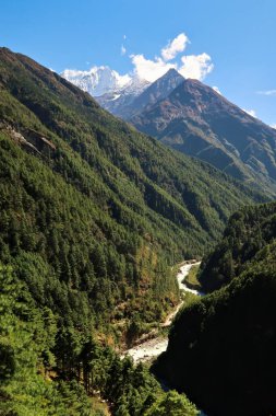 Hillary asma köprüsünden Dudh Khosi Nehri ve Kusum Kanguru Dağı 'na bakın Phakding ve Namche Bazar, Bazaar, Everest Tepesi, Nepal 2022