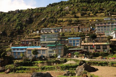 Namche Bazar 'daki binalar, çayhaneler, Çarşı, Everest Tepesi Temel Gezisi, EBC, Nepal 2022