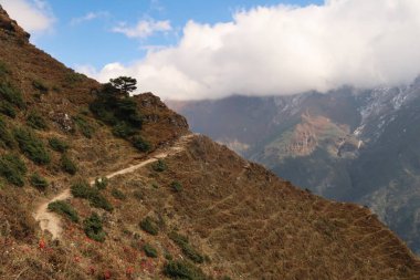 Namche Bazar, Ama Dablam 'ın yukarısındaki Everest Tepesi' ne giden dik bir tepenin izleri tamamen bulutlarla kaplı. Everest Tepesi, EBC, Nepal 2022
