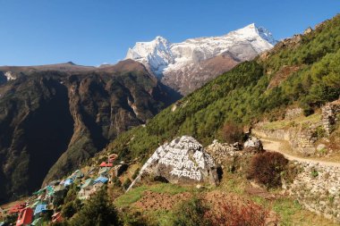 Namche Çarşısı 'nın yukarısında, arka planda Kongde Ri zirvesi ve önplanda Mani Taşı, Everest Tepesi, Nepal 2022