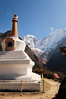 Arka planda Tengboche, Tangboche köyünde bir stupa, pagoda, Kangtega Dağı, Everest Ana Kamp Trek, EBC, Nepal 2022