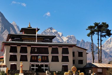 Tengboche, Tangboche köyündeki Tibet Budist manastırı, arka planda karla kaplı dağlar, Everest Ana Kamp Trek, EBC, Nepal 2022
