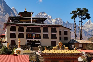 Tengboche, Tangboche köyündeki Tibet Budist manastırı, arka planda karlı dağlar, Everest Ana Kamp Trek Dağı, EBC, Nepal 2022