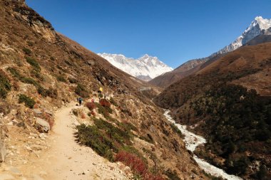 Imja Khola Nehri boyunca, sağ tarafta Ama Dablam Dağı 'nın bir kısmı, arka planda Nuptse Dağı, Everest ve Lhotse köyü, Everest Ana Kamp Yolu, EBC, Nepal 2022