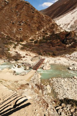 Pangboche ve Dingboche arasındaki Lobuche Nehri üzerindeki küçük ahşap köprü, Everest ana kamp gezisi, EBC, Nepal 2022